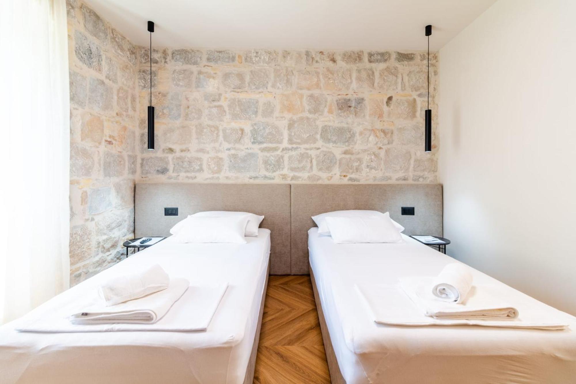 Apartment Centre In Stone House Split Exterior foto